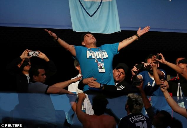 ฟีฟ่าโต้กลับเสื้อเตี้ยจ้างมาเชียร์ดันป่วนยับ